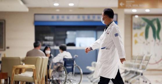 Bác sĩ Hàn Quốc bị lên án 'giữ mạng sống của người dân làm con tin'