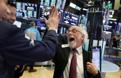 Dow Jones nhảy vọt 550 điểm, chứng khoán châu Âu tăng hơn 3%