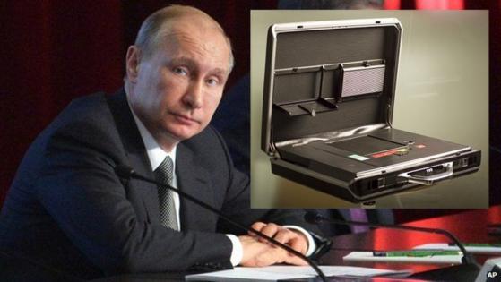 Tổng thống Putin xuất hiện cùng chiếc cặp hạt nhân tại Trung Quốc