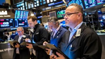 S&P 500 rớt mốc 4,200 lần đầu tiên kể từ tháng 5