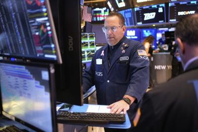 Dow Jones tương lai tăng 500 điểm sau khi tòa án chặn thuế quan Trump