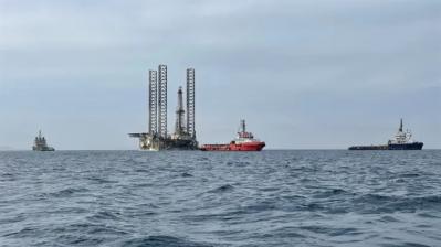 Giá dầu lùi nhẹ vì lo sợ khả năng Angola tăng sản lượng trong tương lai