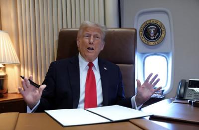 Cổ phiếu thép lao dốc khi Tổng thống Trump giương đòn thuế