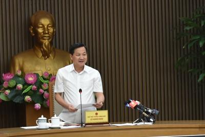 Phó Thủ tướng Lê Minh Khái đề nghị kiểm soát chặt giá xăng dầu và sách giáo khoa