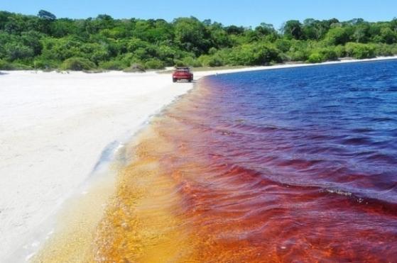 Điều gì khiến hồ nước độc lạ nhất Brazil có màu 'Coca Cola'?