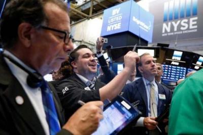Dow Jones tăng 650 điểm, S&P 500 cộng 2.5%