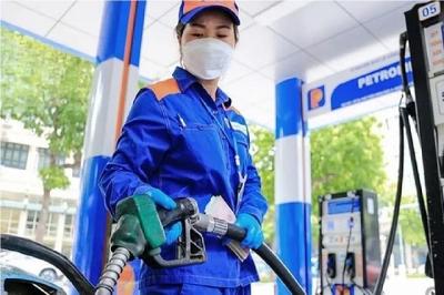 Giá xăng dầu tăng mạnh, xăng RON 95 vọt lên hơn 21,000 đồng/lít
