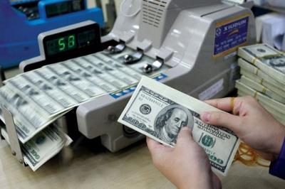 Giá USD ngân hàng và tự do cùng lao dốc
