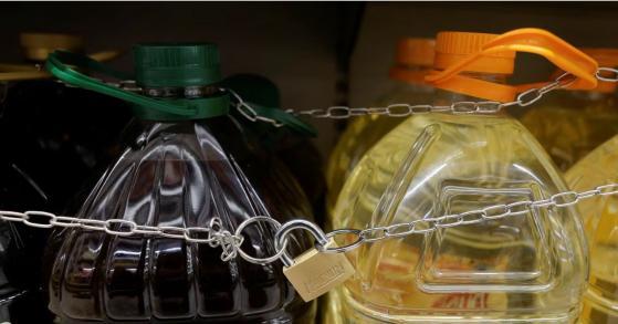 Tại sao siêu thị Tây Ban Nha phải khóa các chai dầu ô-liu?