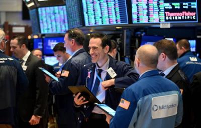 S&P 500 lần đầu tiên vượt mốc 5,400 điểm sau thông báo chính sách của Fed