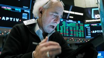 Dow Jones tăng tiếp gần 500 điểm