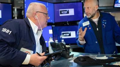 Dow Jones lội ngược dòng ấn tượng: Từ giảm hơn 700 điểm thành tăng hơn 100 điểm