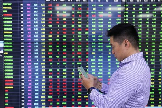2 cổ phiếu đắt nhất sàn chứng khoán cùng giảm sàn