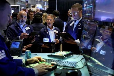 Dow Jones bốc hơi 1,000 điểm, Nasdaq lao dốc 5%