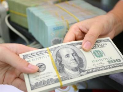 Giá đôla Mỹ chợ đen bật lên mức kỷ lục chưa từng có