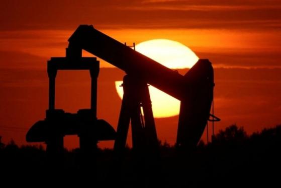 Giá xăng dầu hôm nay 4/1: "Vàng đen" lao dốc hơn 4%