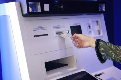 Nhiều ngân hàng triển khai rút tiền từ ATM bằng thẻ CCCD