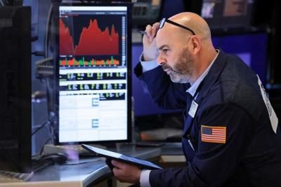 Chứng khoán Mỹ bị bán tháo, Dow Jones giảm hơn 600 điểm