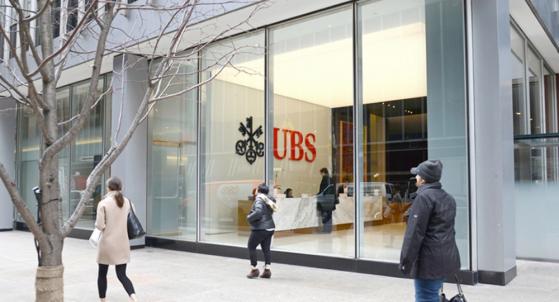 UBS có thể cắt giảm 1/3 nhân viên sau khi tiếp quản Credit Suisse