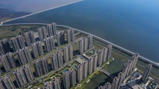 Evergrande bị dừng giao dịch ngay trong phiên, buộc thanh lý tài sản trả khoản nợ 300 tỷ USD