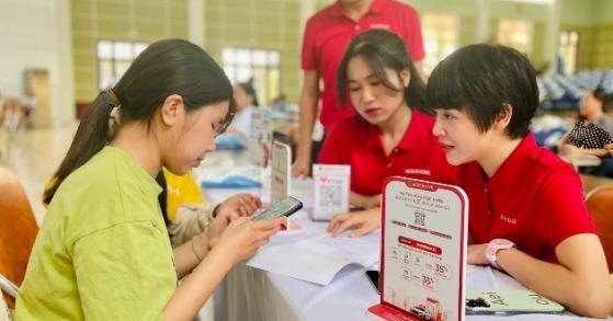 Tiền gửi tiết kiệm ùn ùn đổ vào ngân hàng