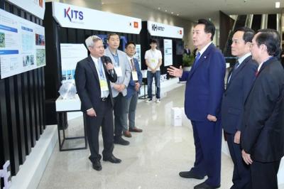 Tổng thống Hàn Quốc thăm Trung tâm nghiên cứu, phát triển của Samsung