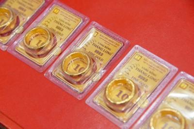 Giá vàng nhẫn giảm 200.000 đồng, tỷ giá USD tại ngân hàng thương mại đi lên