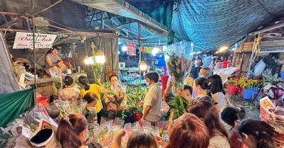 Chợ hoa lớn nhất TP.HCM 'xả hàng' giảm giá 4 lần ngày giao thừa: Bà con mua chật kín