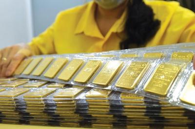 Giá vàng trong nước đảo chiều đi xuống 200.000 đồng theo xu thế của thế giới