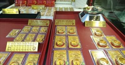 Giá vàng thế giới giảm nhẹ, trong nước neo cao