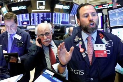 Dow Jones mất gần 500 điểm xuống dưới mốc 30,000 điểm