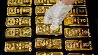 Vàng thế giới tăng hơn 1% khi đồng USD yếu và nhà đầu tư săn giá hời