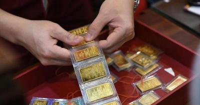 Giá vàng lập đỉnh rồi quay đầu, nhà đầu tư nên mua hay bán?