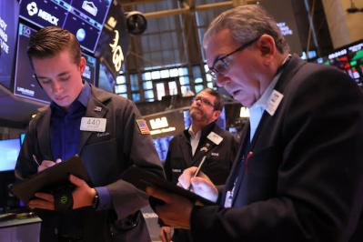 Dow Jones mất gần 1,000 điểm khi Trump công kích Chủ tịch Fed