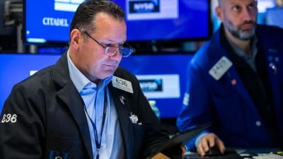 Dow Jones mất hơn 350 điểm, giảm mạnh nhất từ tháng 5/2023