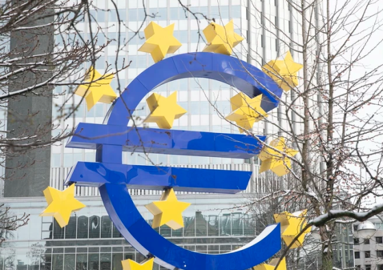 ECB phát 'tín hiệu' có thể hạ lãi suất trước Fed