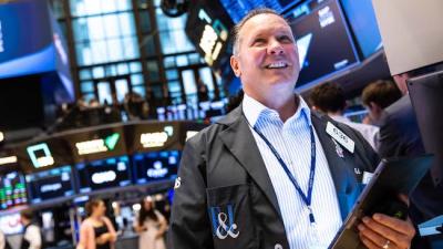 Dow Jones tăng thêm gần 500 điểm