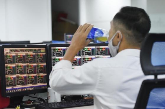 VN-Index tăng sớm theo hiệu ứng Dow Jones, cổ phiếu NRC tạo đột biến
