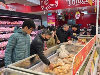 Nguồn cung dồi dào, giá cả hàng thiết yếu ổn định trong ngày Mùng 2 Tết