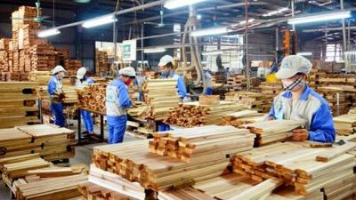 Đồ gỗ nội thất: Thiếu vùng nguyên liệu, nguy cơ mất vị thế top đầu xuất khẩu?