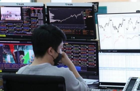 Vì sao khối ngoại bán ròng đột biến 1.600 tỷ trong phiên 5/12?