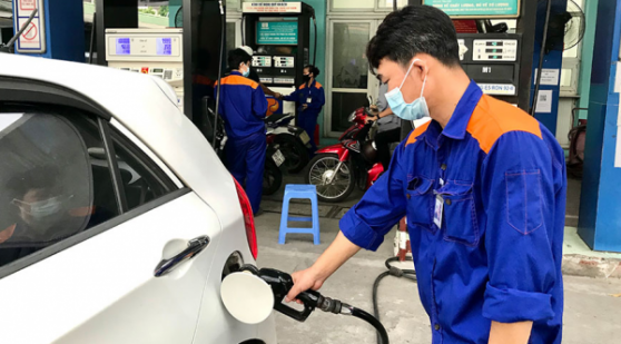 Giá xăng trong nước sẽ thế nào khi giá dầu thế giới lập đỉnh?