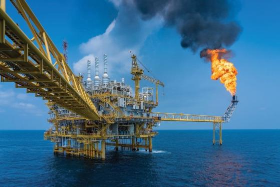 Ngành dầu khí – Giá dầu neo cao nhờ vào chính sách cắt giảm của OPEC+