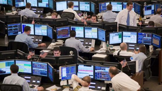 Nhóm cổ phiếu chứng khoán ‘xanh tím’ hàng loạt, hút dòng tiền khối ngoại