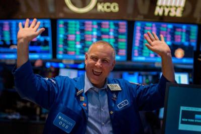Dow Jones tăng hơn 1,200 điểm, S&P 500 vọt hơn 5.5%