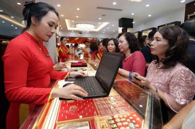 Giá vàng cùng tăng mạnh, thương hiệu SJC lên mốc 122 triệu đồng mỗi lượng