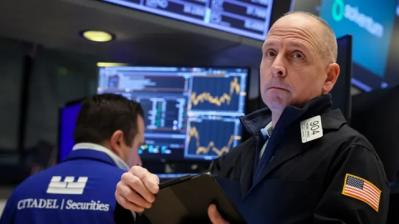 Dow Jones lao dốc hơn 450 điểm