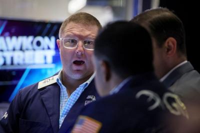 Dow Jones tăng hơn 450 điểm, Nasdaq vọt 2%
