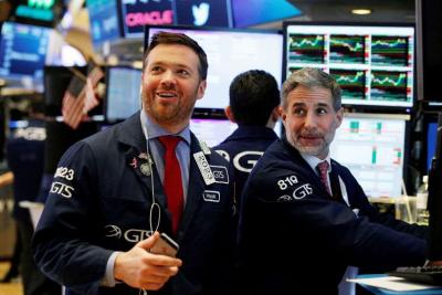 Dow Jones vọt hơn 440 điểm lên kỷ lục mới