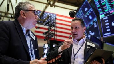 Phố Wall đỏ lửa, Dow Jones rớt hơn 500 điểm vì nỗi lo về ngành ngân hàng